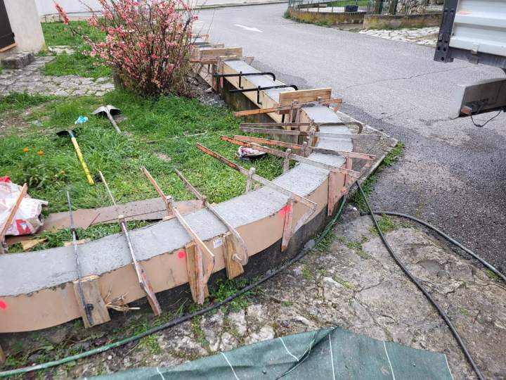 Mis en place béton pour base clôture Manosque