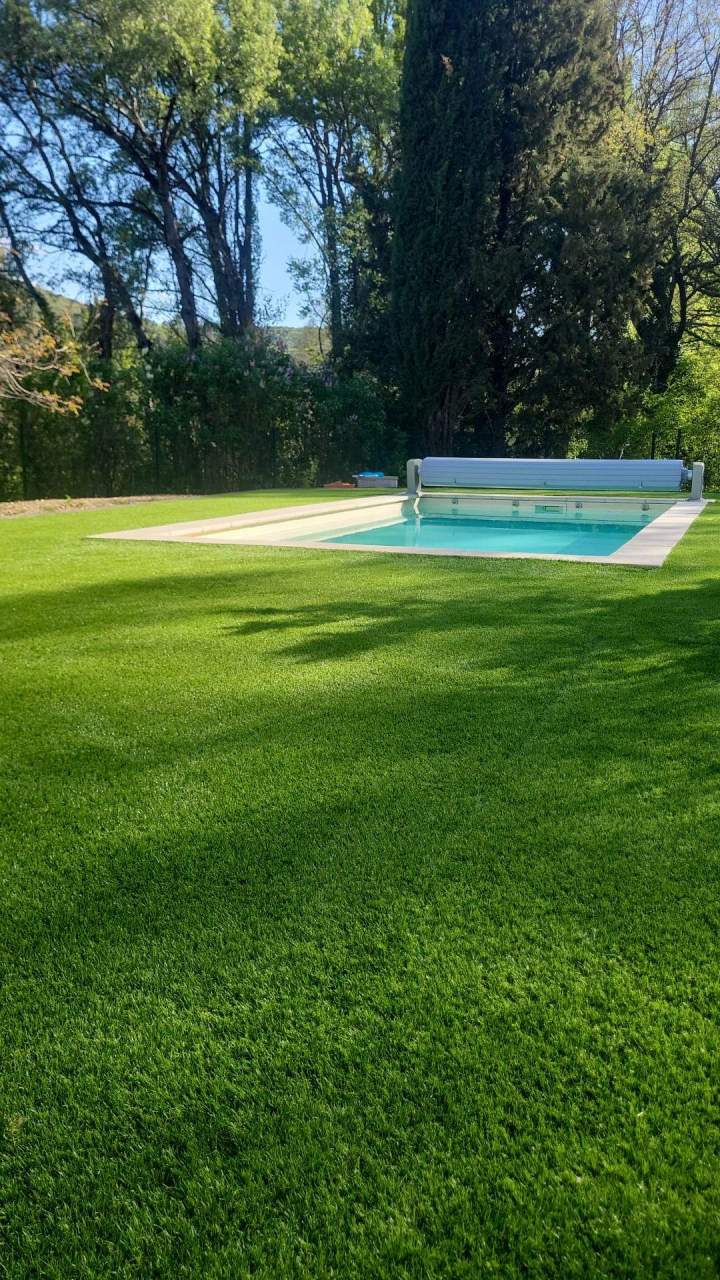 Bord piscine pelouse synthetique Manosque