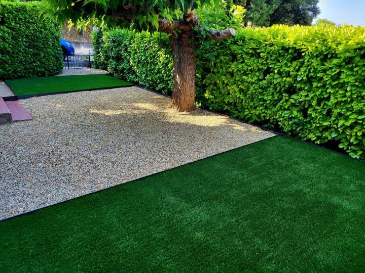 Jardin pelouse et pierre Manosque